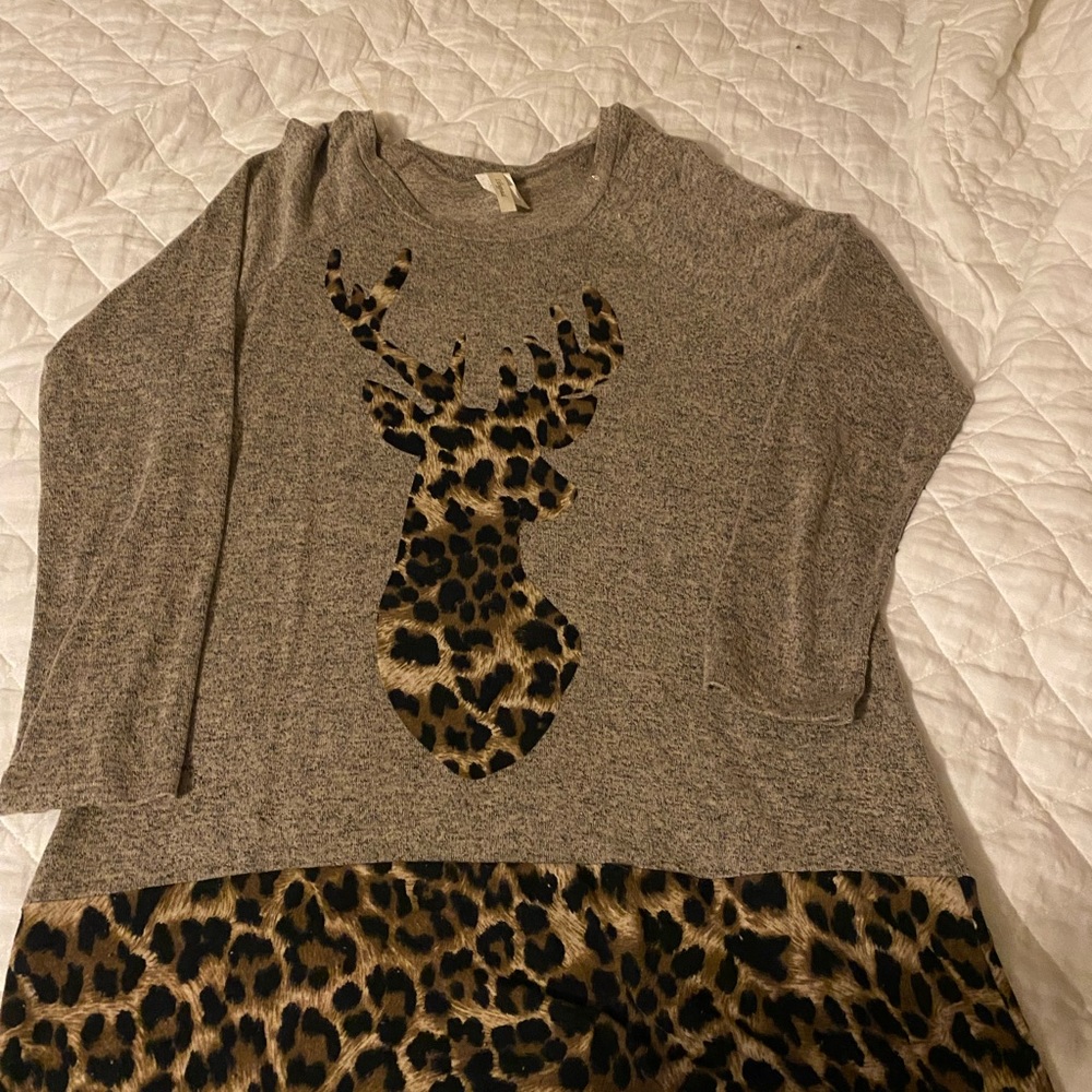 Beautiful blouse that’s good with jeans and leggings